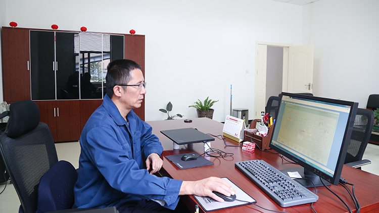 肖云通過(guò)在線檢測(cè)系統(tǒng)，分析選礦生產(chǎn)數(shù)據(jù).JPG