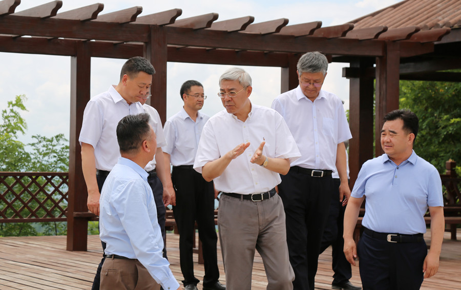 7-2021年7月，中共中央委員、時(shí)任甘肅省委書(shū)記尹弘蒞臨金徽股份調(diào)研指導(dǎo)防災(zāi)減災(zāi)和綠色礦山建設(shè)情況。.jpg