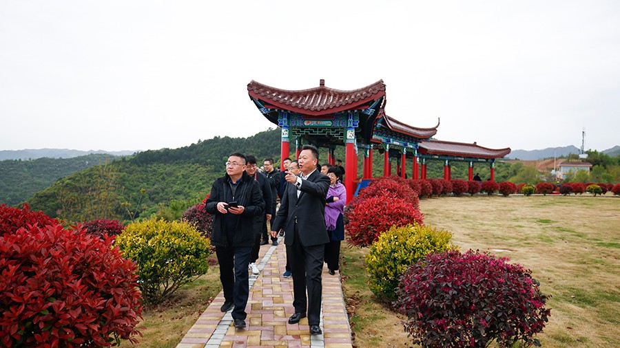 47-2020年4月，新華社甘肅分社社長(zhǎng)任衛(wèi)東蒞臨金徽股份調(diào)研金融服務(wù)實(shí)體經(jīng)濟(jì)及疫后企業(yè)復(fù)工情況。.jpg