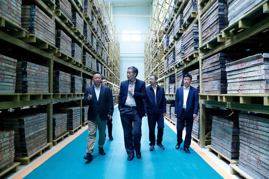 55-2019年4月，全國(guó)綠色礦山建設(shè)標(biāo)準(zhǔn)解讀與經(jīng)驗(yàn)交流研討會(huì)——綠色礦業(yè)發(fā)展萬(wàn)里行（隴南站）活動(dòng)在金徽股份舉辦。中國(guó)礦業(yè)聯(lián)合會(huì)黨委書(shū)記、會(huì)長(zhǎng)彭齊鳴出席主持會(huì)議，并就金徽股份的綠色礦山建設(shè)情況進(jìn)行調(diào)研。.jpg