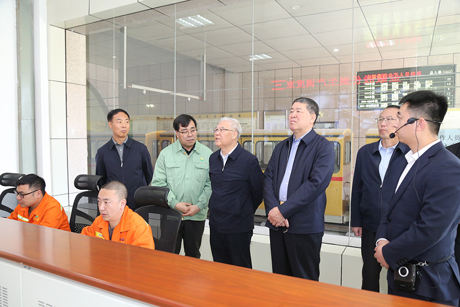 全國(guó)政協(xié)常委，省政協(xié)副主席，民進(jìn)中央常委、甘肅省主委尚勛武調(diào)研金徽股份時(shí)強(qiáng)調(diào)，要加強(qiáng)科技創(chuàng)新與人才培養(yǎng)。-900.jpg